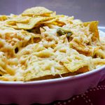 nachosy z zapiekanym serem i papryczkami jalapeno