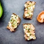 pasta z awokado, pomidorem i jajkiem