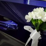 Delikatne ozdoby ślubne na samochód - zrób to sam