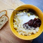 Jaglanka z dżemem i migdałami