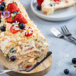 Rolada bezowa z mascarpone likierem jajecznym i owocami